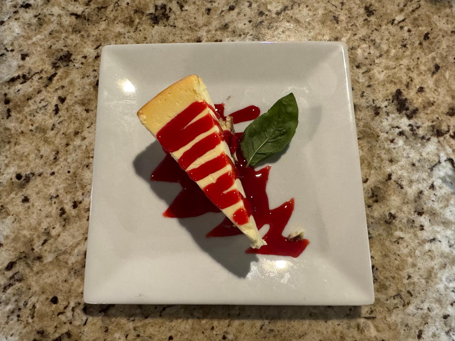 Cheesecake with raspberry sauce